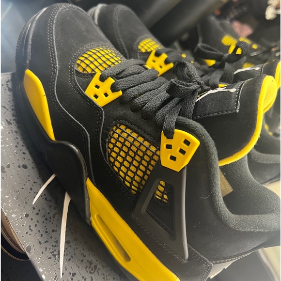 Thunder 4’s size 5.5Y
